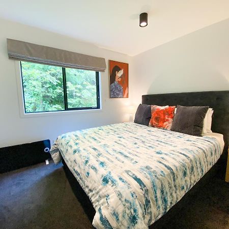 Modern 2-Bedroom Apartment 7-Mins Walk To Queenstown Bagian luar foto