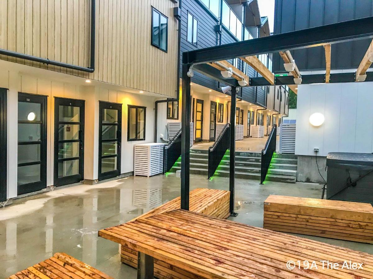 Modern 2-Bedroom Apartment 7-Mins Walk To Queenstown Bagian luar foto