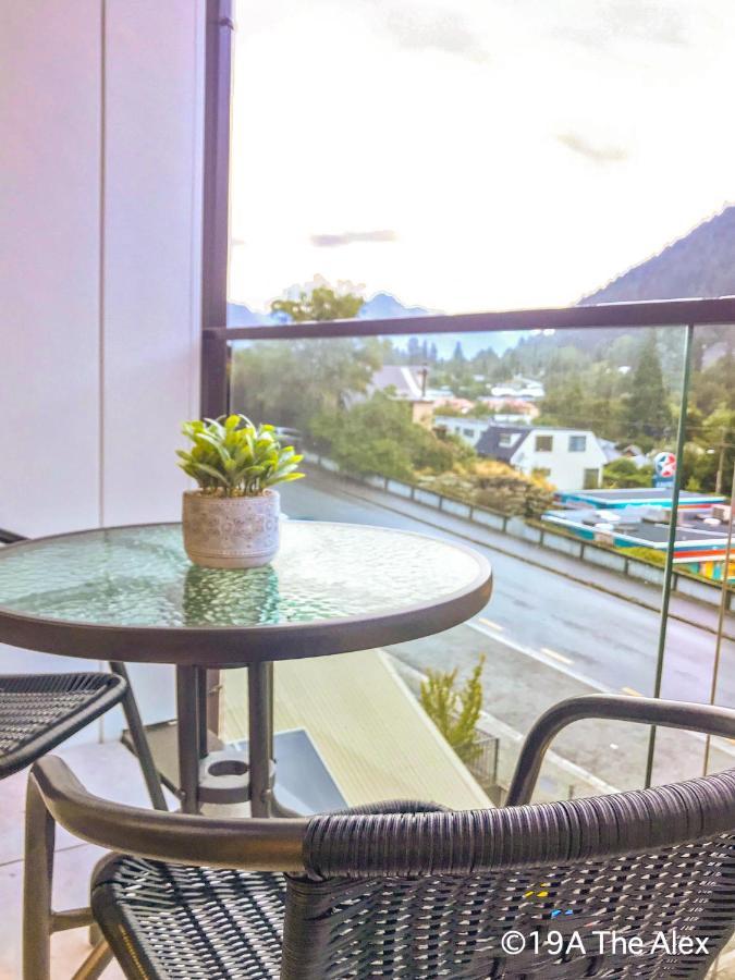 Modern 2-Bedroom Apartment 7-Mins Walk To Queenstown Bagian luar foto