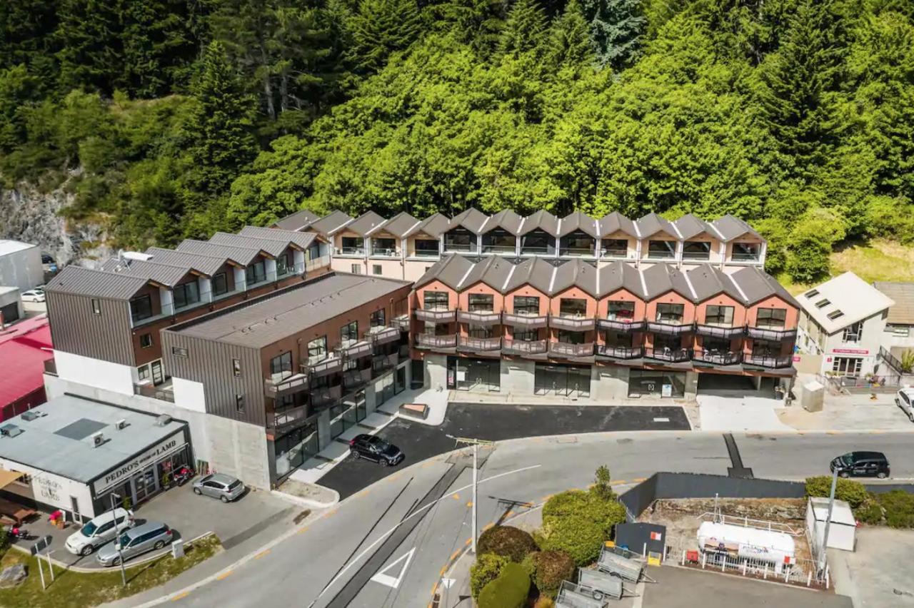 Modern 2-Bedroom Apartment 7-Mins Walk To Queenstown Bagian luar foto