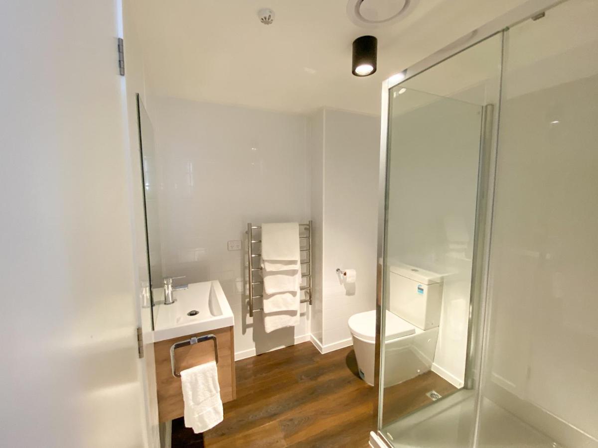 Modern 2-Bedroom Apartment 7-Mins Walk To Queenstown Bagian luar foto