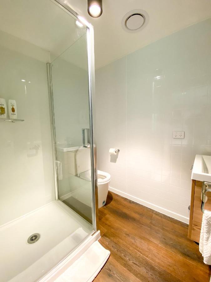 Modern 2-Bedroom Apartment 7-Mins Walk To Queenstown Bagian luar foto